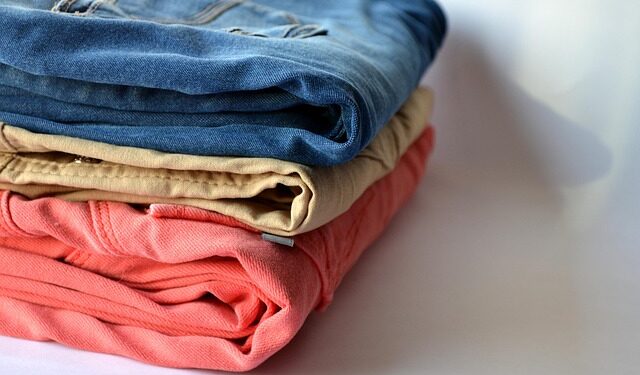 Πώς να μη χαλάς τα ρούχα σου στο πλύσιμο (και να μη “γονατίζεις” το πλυντήριο)